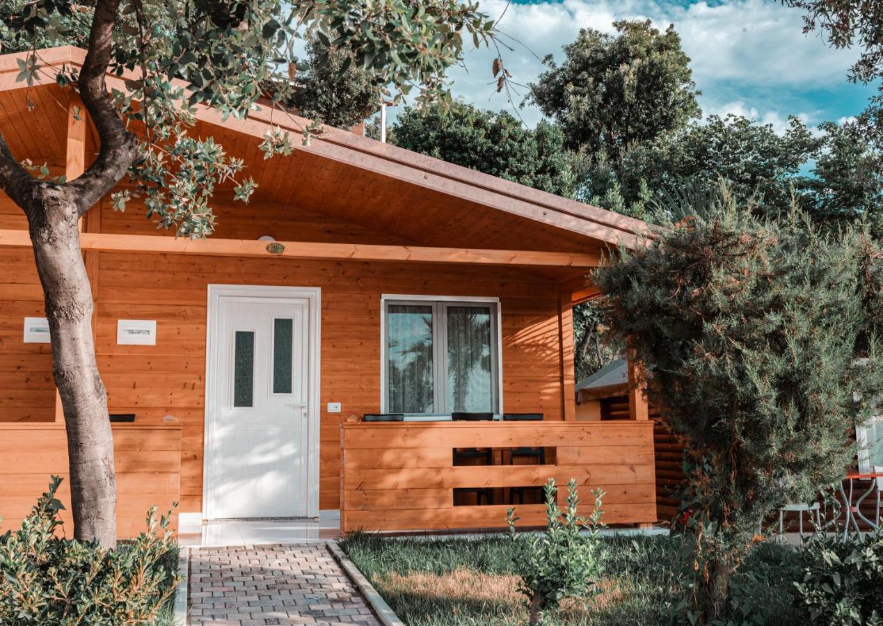 Plazhi Gjeneralit - Small Cabins - Bungalows - Apartaments - Villas - Suite Kavaje Eksteriør billede